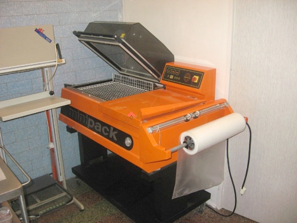 Balicí stroj pro skupinové balení do smršťovací fólie MINIPACK